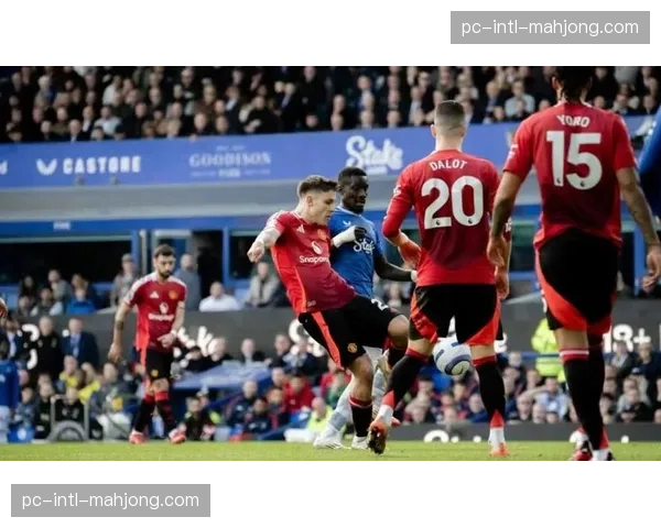 争议时刻：热刺球员投诉对方禁区内手球，VAR介入后未判罚点球。